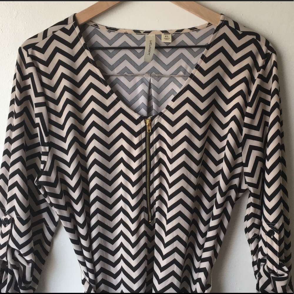 Fitted Dress With Chevron Pattern - image 3